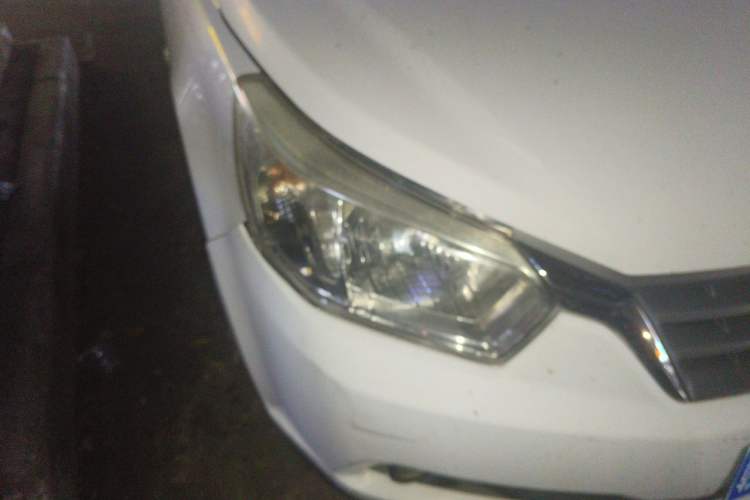 Used Venucia R50 2012 1.6L Automatic Prestige Edition Right Front Headlight