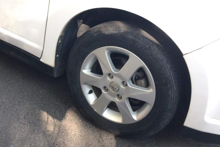 Used Venucia R50 2012 1.6L Automatic Prestige Edition Right Front Wheel Hub