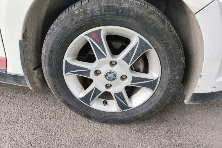 Used Venucia R50 2012 1.6L Manual Luxury Edition Right Front Wheel Hub