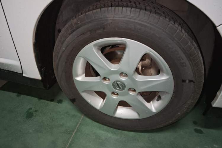 Used Venucia R50 2012 1.6L Automatic Prestige Edition Right Front Wheel Hub
