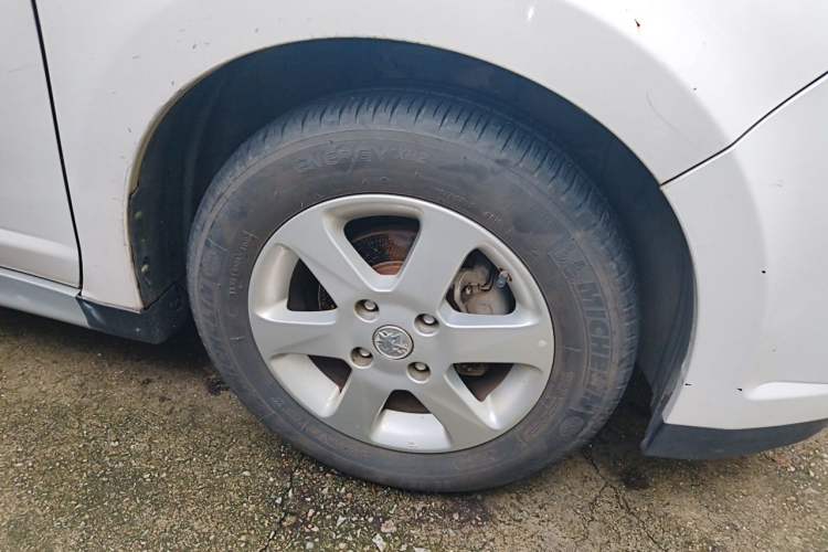 Used Venucia R50 2012 1.6L Manual Luxury Edition Right Front Wheel Hub
