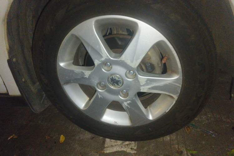 Used Venucia R50 2012 1.6L Automatic Prestige Edition Right Front Wheel Hub
