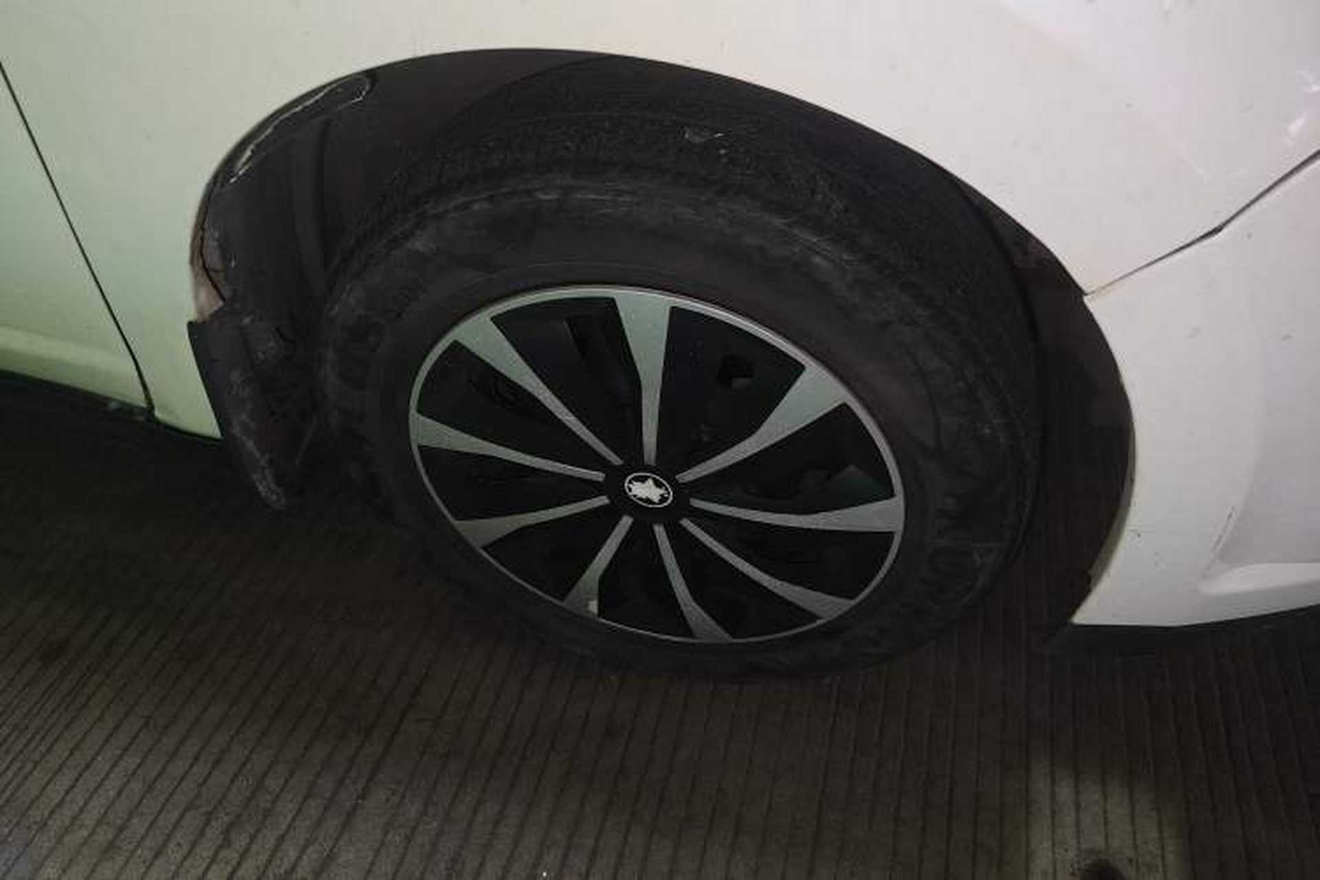 Used Venucia R50 2012 1.6L Automatic Comfort Edition Right Front Wheel Hub