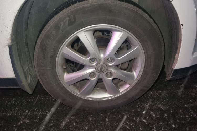 Used Venucia R50 2012 1.6L Automatic Comfort Edition Right Front Wheel Hub