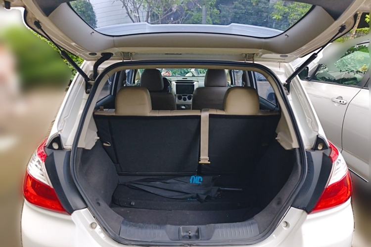 Used Venucia R50 2012 1.6L Manual Luxury Edition Trunk
