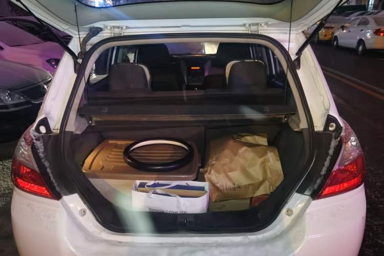 Used Venucia R50 2012 1.6L Automatic Comfort Edition Trunk