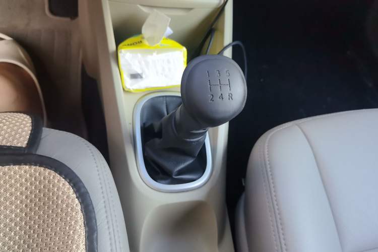 Used Venucia R50 2013 1.6L Manual Fashion Edition Gear Lever