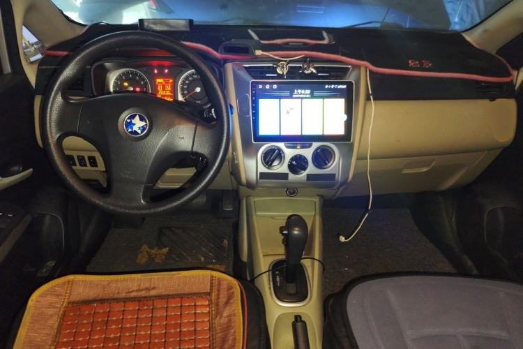 Used Venucia R50 2013 1.6L Automatic Luxury Edition Center Console