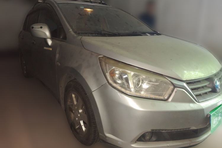 Used Venucia R50 2013 1.6L Automatic Luxury Edition Front Right 45 Deg