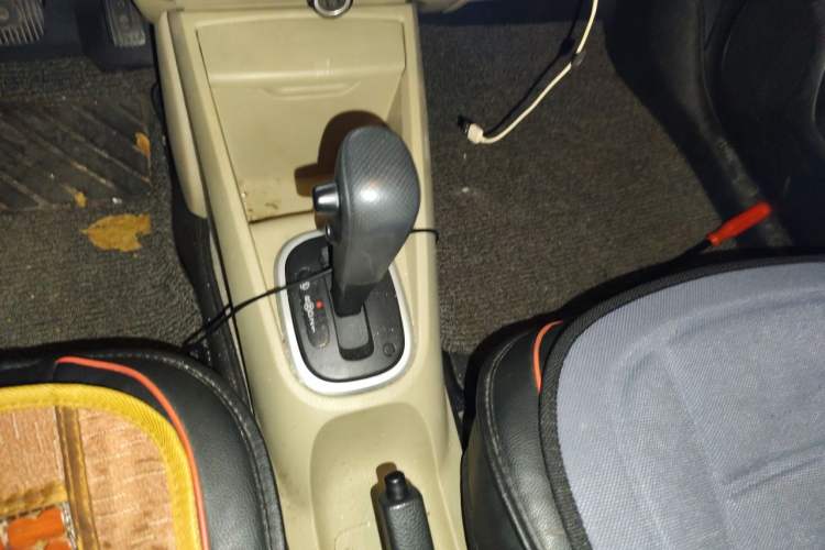 Used Venucia R50 2013 1.6L Automatic Luxury Edition Gear Lever