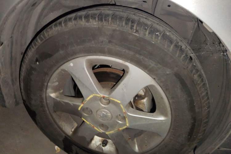 Used Venucia R50 2013 1.6L Automatic Luxury Edition Right Front Wheel Hub