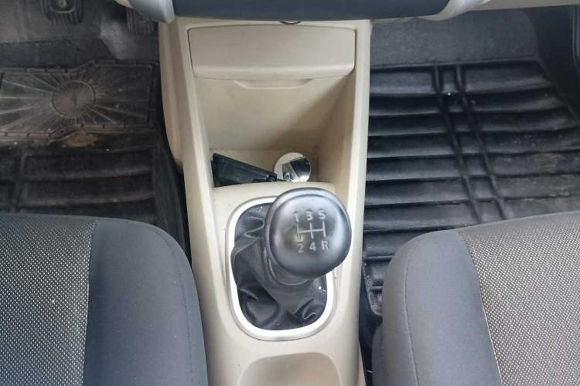 Used Venucia R50 2013 1.6L Manual Fashion Edition Gear Lever