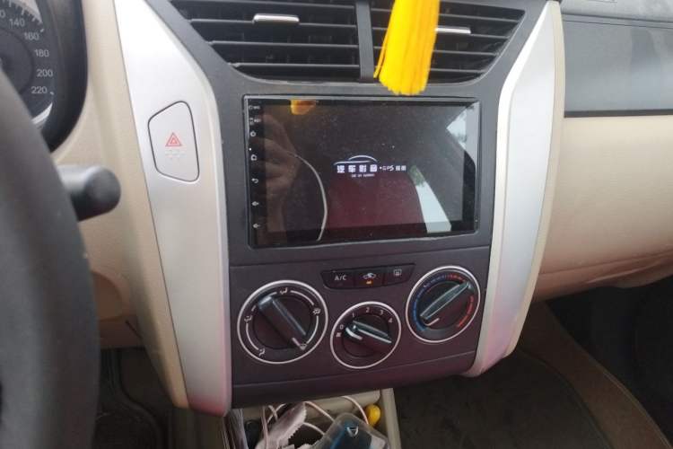 Used Venucia R50 2013 1.6L Manual Fashion Edition Audio And AC Panel