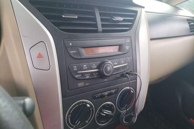 Used Venucia R50 2013 1.6L Automatic Fashion Edition Audio And AC Panel