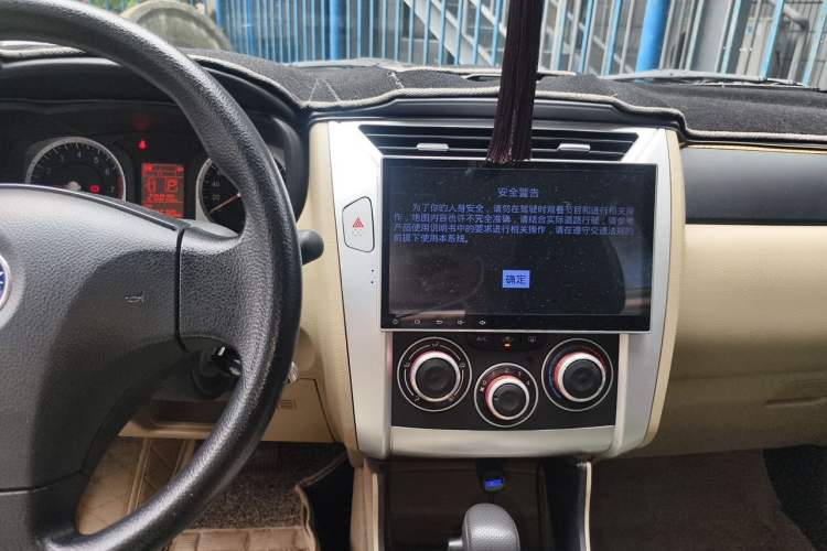 Used Venucia R50 2013 1.6L Automatic Fashion Edition Audio And AC Panel