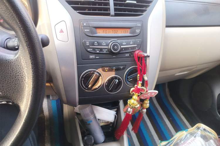 Used Venucia R50 2013 1.6L Manual Fashion Edition Audio And AC Panel