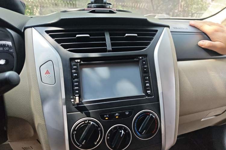 Used Venucia R50 2013 1.6L Manual Fashion Edition Audio And AC Panel