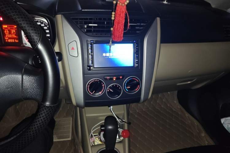 Used Venucia R50 2013 1.6L Automatic Fashion Edition Audio And AC Panel