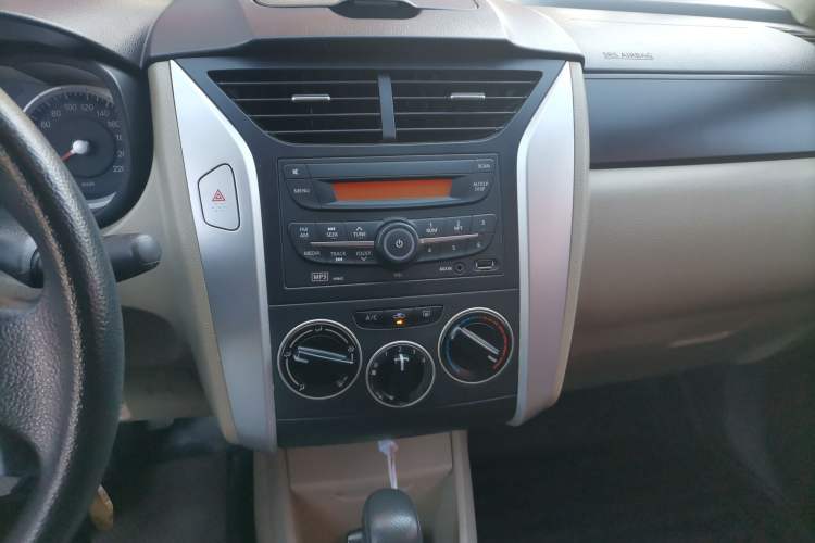 Used Venucia R50 2013 1.6L Automatic Fashion Edition Audio And AC Panel