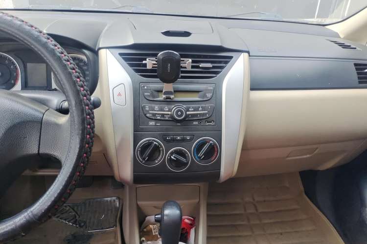 Used Venucia R50 2013 1.6L Automatic Fashion Edition Audio And AC Panel