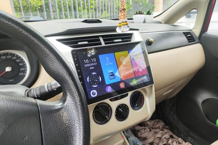 Used Venucia R50 2013 1.6L Automatic Luxury Edition Audio And AC Panel