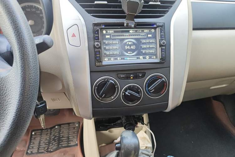 Used Venucia R50 2013 1.6L Automatic Luxury Edition Audio And AC Panel