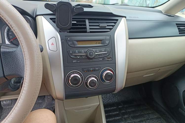 Used Venucia R50 2013 1.6L Manual Fashion Edition Audio And AC Panel