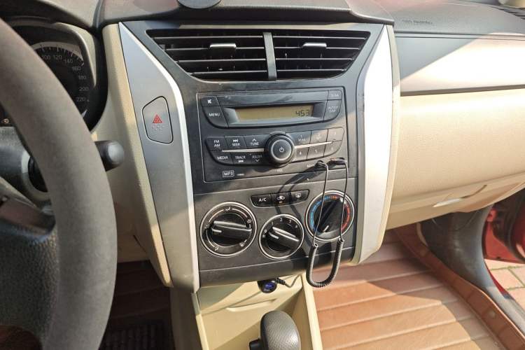 Used Venucia R50 2013 1.6L Automatic Fashion Edition Audio And AC Panel