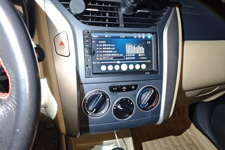 Used Venucia R50 2013 1.6L Automatic Fashion Edition Audio And AC Panel