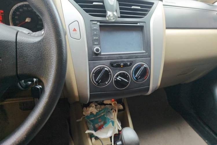 Used Venucia R50 2013 1.6L Automatic Fashion Edition Audio And AC Panel
