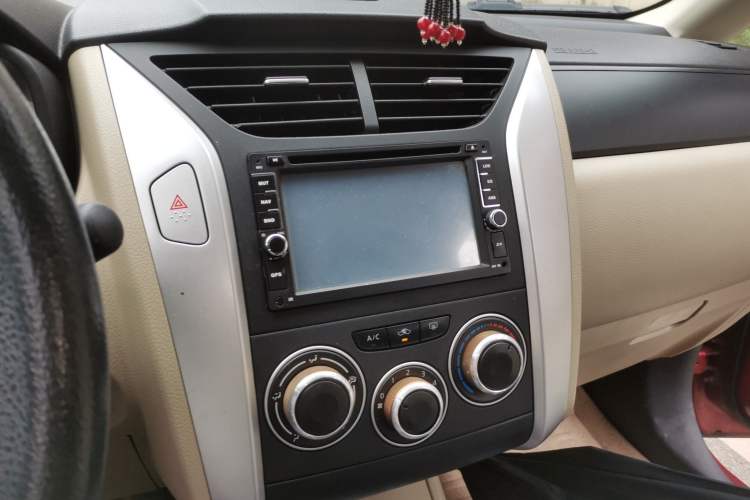Used Venucia R50 2013 1.6L Automatic Fashion Edition Audio And AC Panel