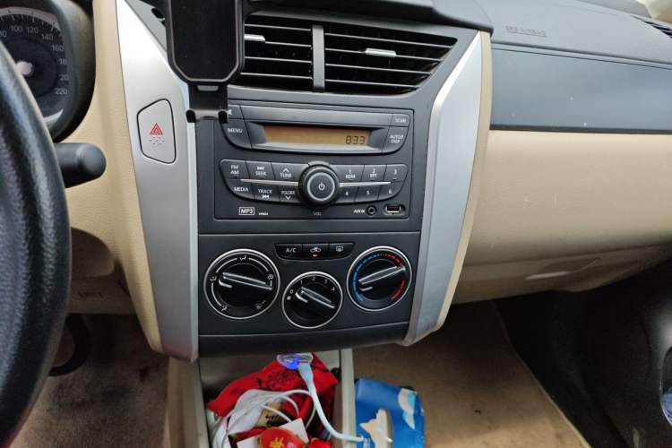 Used Venucia R50 2013 1.6L Manual Fashion Edition Audio And AC Panel