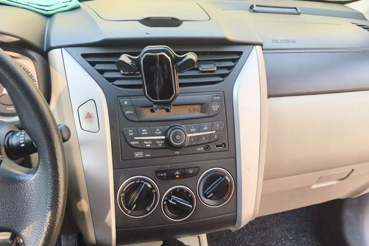 Used Venucia R50 2013 1.6L Manual Fashion Edition Audio And AC Panel