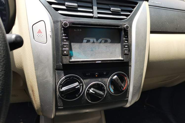 Used Venucia R50 2013 1.6L Manual Fashion Edition Audio And AC Panel