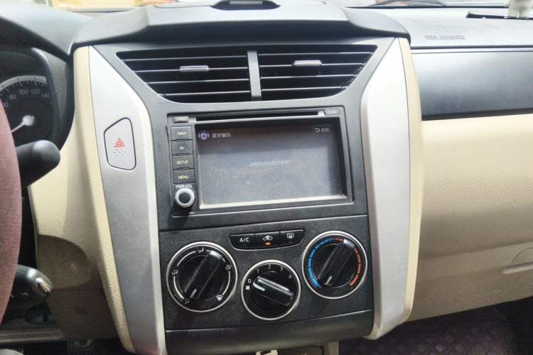 Used Venucia R50 2013 1.6L Manual Fashion Edition Audio And AC Panel