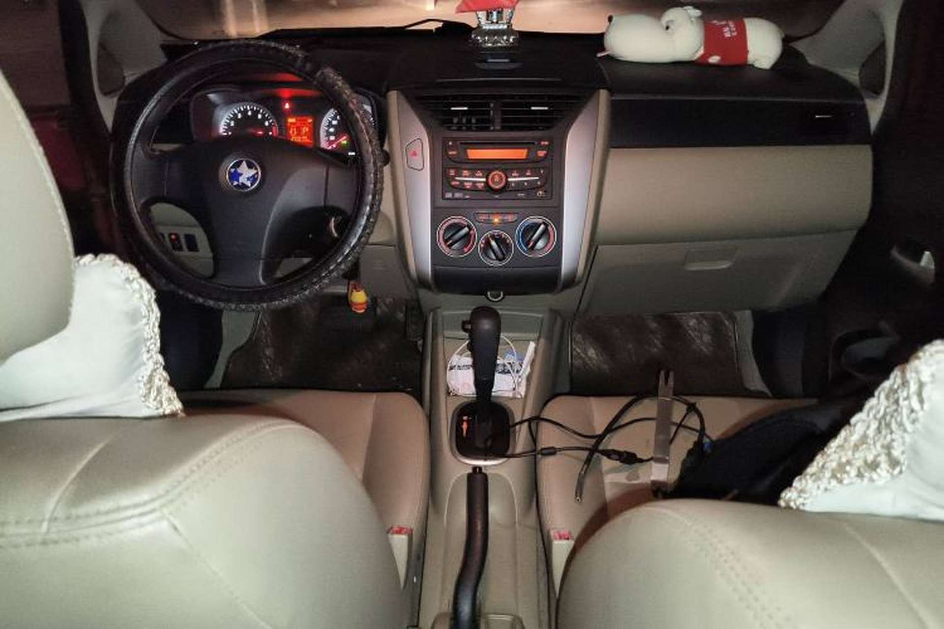 Used Venucia R50 2013 1.6L Automatic Luxury Edition Center Console