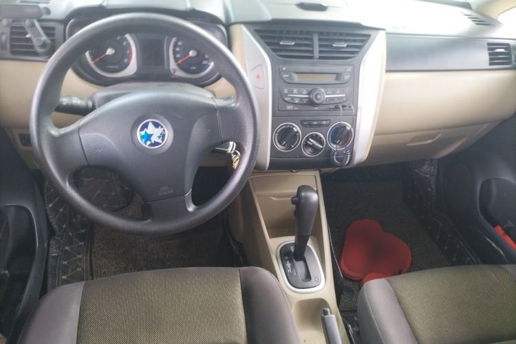 Used Venucia R50 2013 1.6L Automatic Fashion Edition Center Console
