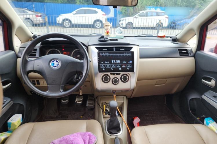 Used Venucia R50 2013 1.6L Manual Luxury Edition Center Console