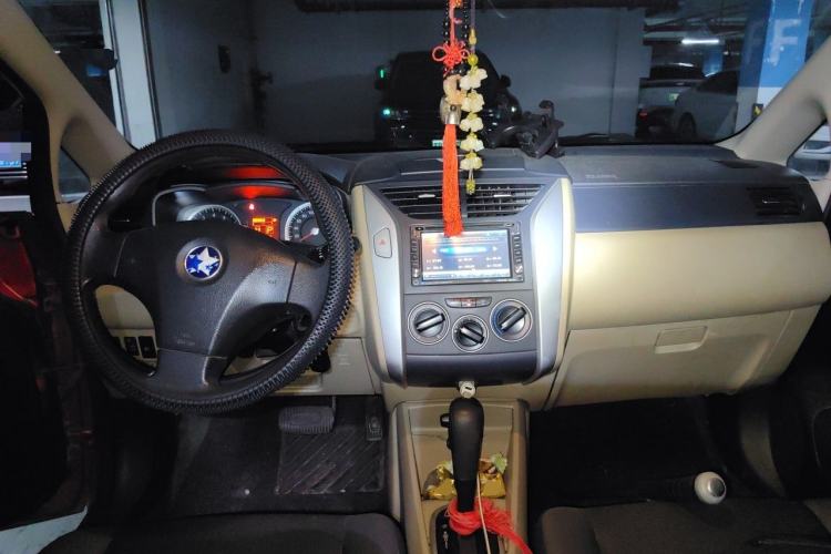 Used Venucia R50 2013 1.6L Automatic Fashion Edition Center Console