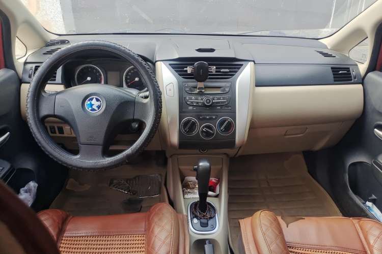 Used Venucia R50 2013 1.6L Automatic Fashion Edition Center Console