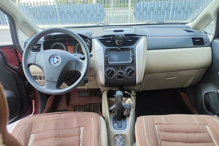 Used Venucia R50 2013 1.6L Automatic Luxury Edition Center Console