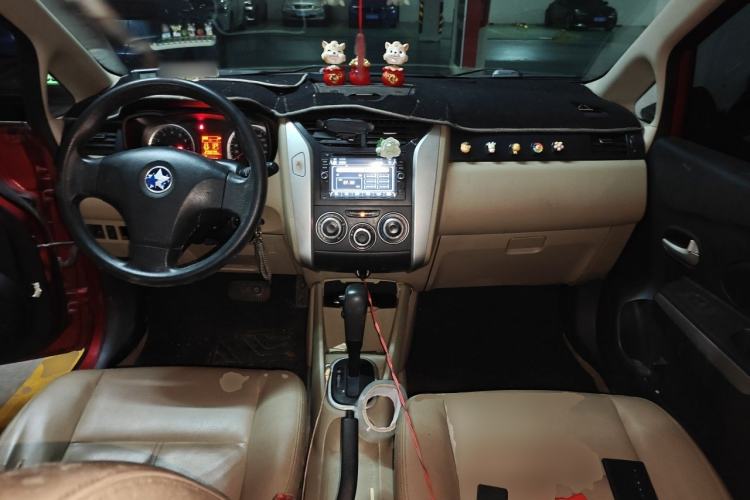Used Venucia R50 2013 1.6L Automatic Luxury Edition Center Console
