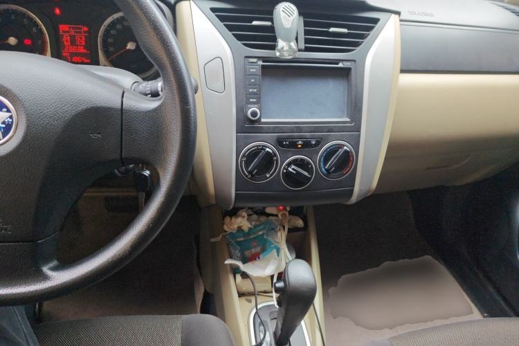 Used Venucia R50 2013 1.6L Automatic Fashion Edition Center Console
