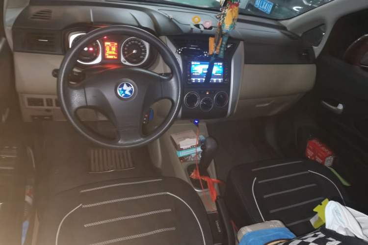 Used Venucia R50 2013 1.6L Automatic Fashion Edition Center Console
