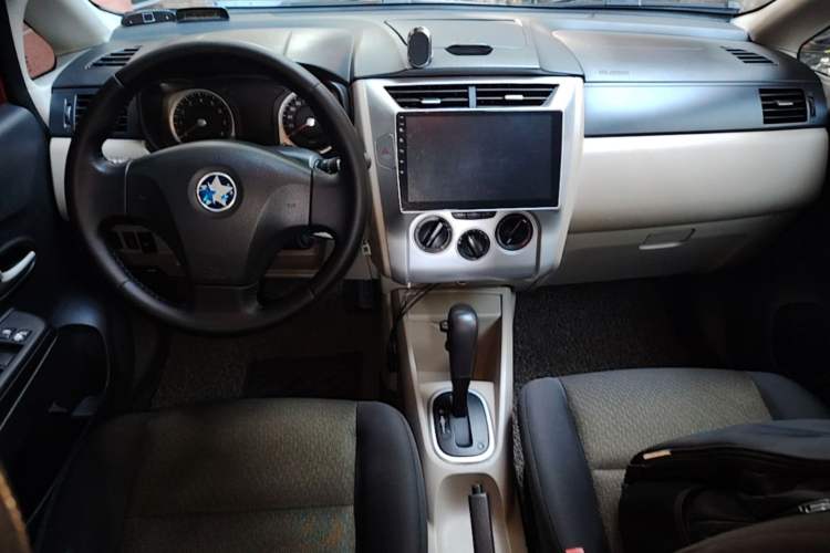 Used Venucia R50 2013 1.6L Automatic Fashion Edition Center Console