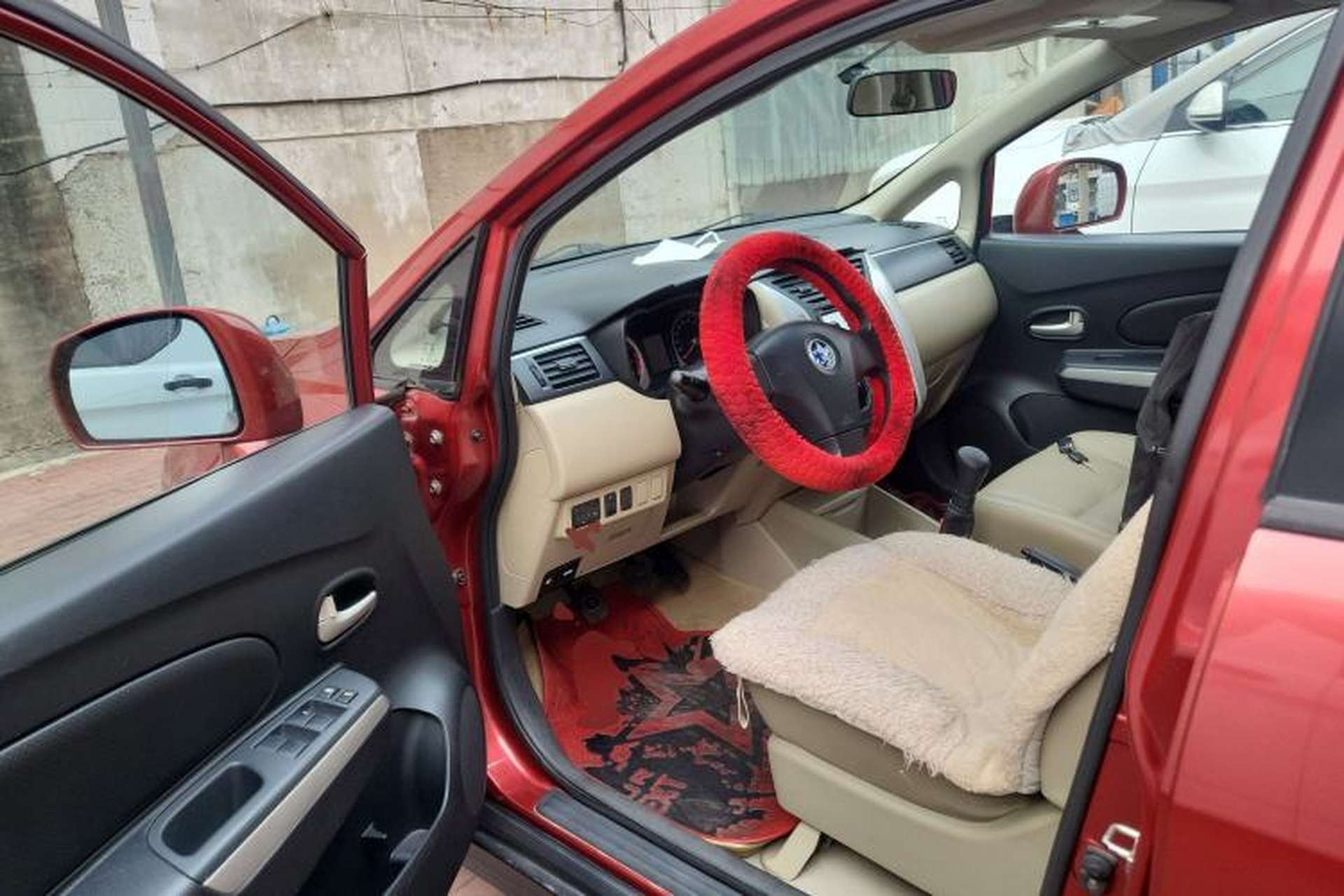 Used Venucia R50 2013 1.6L Manual Version with Beidou Navigation Driver Seat