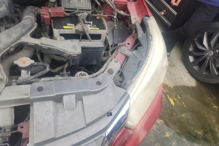 Used Venucia R50 2013 1.6L Manual Luxury Edition Engine Bay Left