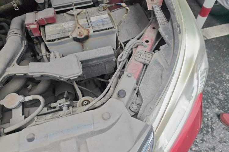 Used Venucia R50 2013 1.6L Automatic Fashion Edition Engine Bay Left