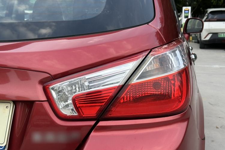 Used Venucia R50 2013 1.6L Manual Fashion Edition Exterior 2