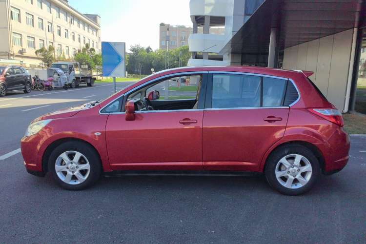Used Venucia R50 2013 1.6L Automatic Luxury Edition Exterior 5